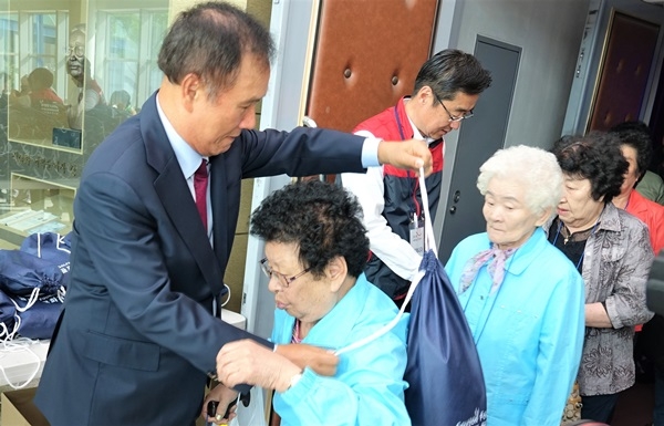 [더구루=이윤석 기자] 골프존문화재단 김영찬 이사장이 11일 대전 충남대학교 정심화국제문화회관에서 개최된 ‘2018 사랑나눔효큰잔치’에서 퇴장하는 어르신께 쌀을 전달하고 있다.