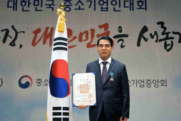 김재삼 녹차원 대표이사가 17일 철탑산업훈장을 수훈했다 김재삼 녹차원 대표이사가 17일 철탑산업훈장을 수훈했다
