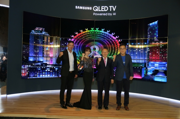 ‘2018 삼성 QLED TV 런칭 이벤트’에 참석한 베트남 축구 국가대표팀 박항서 감독(우측에서 2번째), 삼성전자 베트남 법인장 김철기 상무(우측 끝) ‘2018 삼성 QLED TV 런칭 이벤트’에 참석한 베트남 축구 국가대표팀 박항서 감독(우측에서 2번째), 삼성전자 베트남 법인장 김철기 상무(우측 끝)