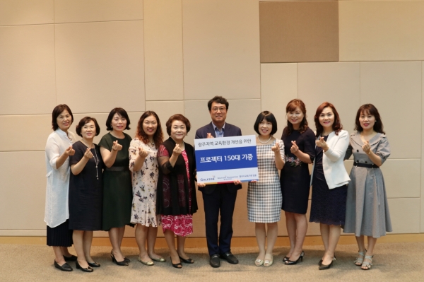 골프존문화재단 광주지역 프로젝터 기증 단체 사진_(가운데 김윤길 사무국장)