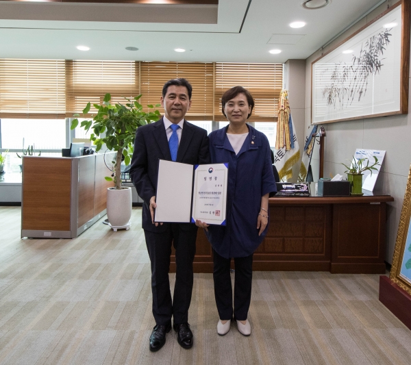 김현미 국토부 장관에게 임명장을 받은 김연명 신임원장 김현미 국토부 장관에게 임명장을 받은 김연명 신임원장