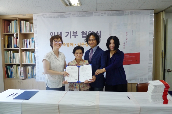 왼쪽부터 어린이의약품지원본부 김미정 이사장, 책의 실재 주인공 조영애 여사, 책의 저자김은상 시인, 이경숙 멘토프레스 대표 왼쪽부터 어린이의약품지원본부 김미정 이사장, 책의 실재 주인공 조영애 여사, 책의 저자김은상 시인, 이경숙 멘토프레스 대표