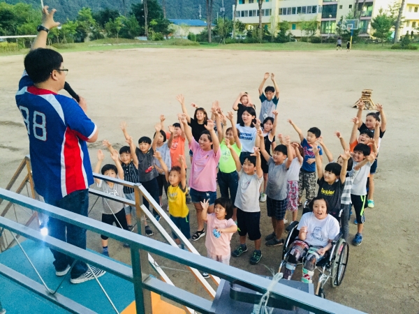 국립평창청소년수련원 직원들이 주진초등학교 운동장에서 전교생을 대상으로 레크레이션을 진행하고 있다 국립평창청소년수련원 직원들이 주진초등학교 운동장에서 전교생을 대상으로 레크레이션을 진행하고 있다