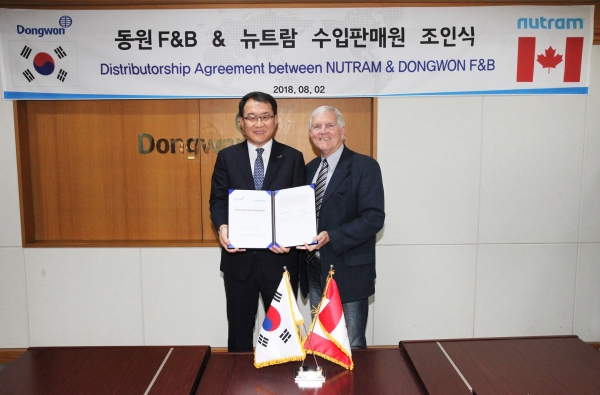 김재옥 동원F&B 대표이사와 에릭 핌(Eric Puim) 뉴트람 부사장이 뉴트람 국내 독점 공급 조인식을 가졌다 김재옥 동원F&B 대표이사와 에릭 핌(Eric Puim) 뉴트람 부사장이 뉴트람 국내 독점 공급 조인식을 가졌다