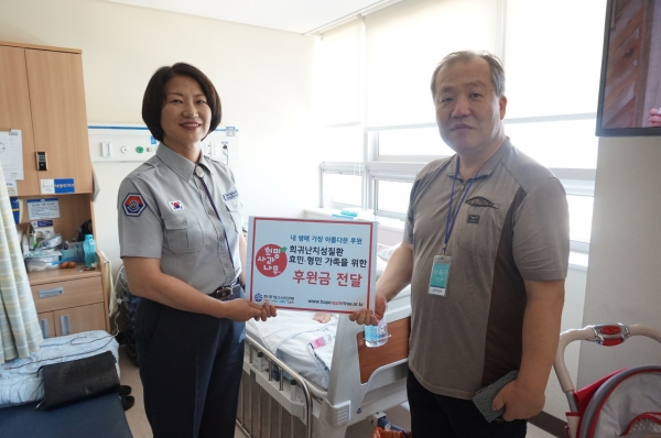 한국청소년연맹 황경주 사무총장(좌)과 효민남매 아버지 한국청소년연맹 황경주 사무총장(좌)과 효민남매 아버지
