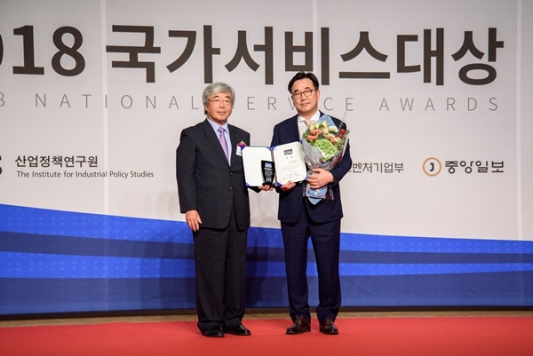 심사위원장 경희대 경영대학 장영철 교수(사진 왼쪽), 손정수 일본항공 한국지점 지사장(사진 오른쪽)이 기념촬영을 하고 있다. 심사위원장 경희대 경영대학 장영철 교수(사진 왼쪽), 손정수 일본항공 한국지점 지사장(사진 오른쪽)이 기념촬영을 하고 있다