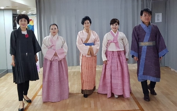 한지로 만든 의상을 입은 한국[더구루=선수연 기자] 시니어스타협회 소속 모델들이 포즈를 취하고 있다