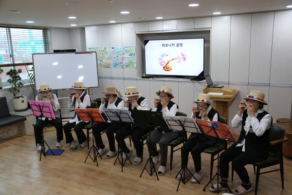 하모니카 재능나눔어르신들의 활동 현장 하모니카 재능나눔어르신들의 활동 현장