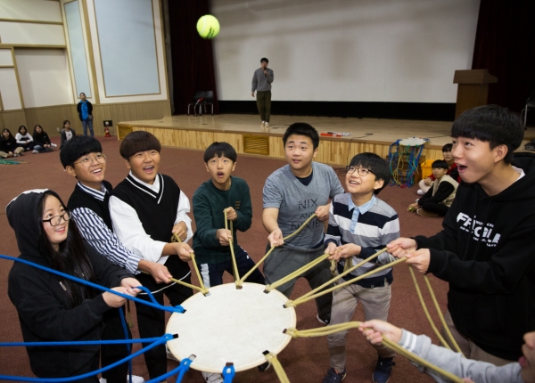 [더구루=박선호 기자] 국립중앙청소년수련원 도서벽지 자유학기제캠프 참가 청소년들이 공동체활동을 하고 있다