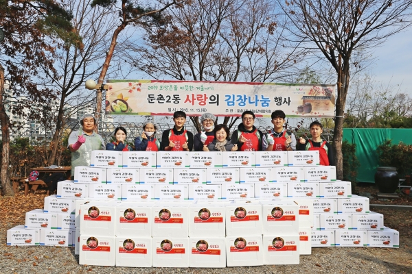 스마트 축산식품전문기업 선진이 15일 강동구 저소득 가구를 돕기 위한 사랑의 김장나눔 행사를 개최하고 인근지역 100가구에 김장김치 350포기와 자사 제품을 전달했다 스마트 축산식품전문기업 선진이 15일 강동구 저소득 가구를 돕기 위한 사랑의 김장나눔 행사를 개최하고 인근지역 100가구에 김장김치 350포기와 자사 제품을 전달했다