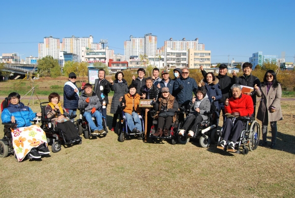 광주교통약자이동지원센터가 함께 진행한 광주천 가꾸기 광주교통약자이동지원센터가 함께 진행한 광주천 가꾸기