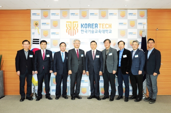 코리아텍은 천안시와 코리아텍 중회의실에서 4차 산업혁명에 대응하고 미래 신산업 발전에 협력한다는 내용의 업무협약을 체결했다 코리아텍은 천안시와 코리아텍 중회의실에서 4차 산업혁명에 대응하고 미래 신산업 발전에 협력한다는 내용의 업무협약을 체결했다