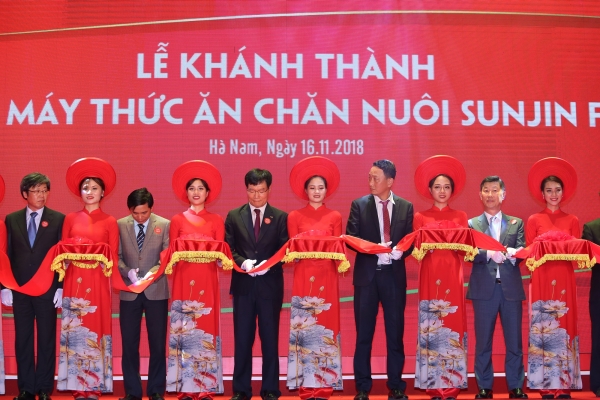 [더구루=전준술 기자] 스마트 축산식품전문기업 선진이 베트남 하남에 월 3만톤 생산 규모의 사료 공장을 준공했다