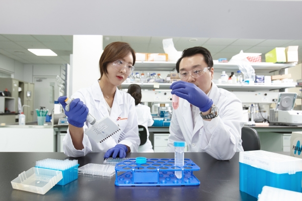 경기도 판교 SK바이오팜 생명과학연구원에서 연구원들이 중추신경계 신약개발을 위한 연구를 진행하고 있다 경기도 판교 SK바이오팜 생명과학연구원에서 연구원들이 중추신경계 신약개발을 위한 연구를 진행하고 있다