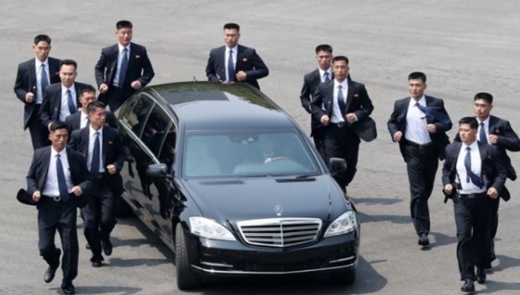 김정은 북한 국무위원장의 의전차량인 메르세데스-마이바흐 S600 풀만가드.