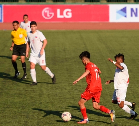 지난 2월 17일 열린 베트남과 필리핀의 아세안축구연맹(AFF) U-22 축구대회 개막전에 비치된 LG전자 광고판. (사진=LG전자)